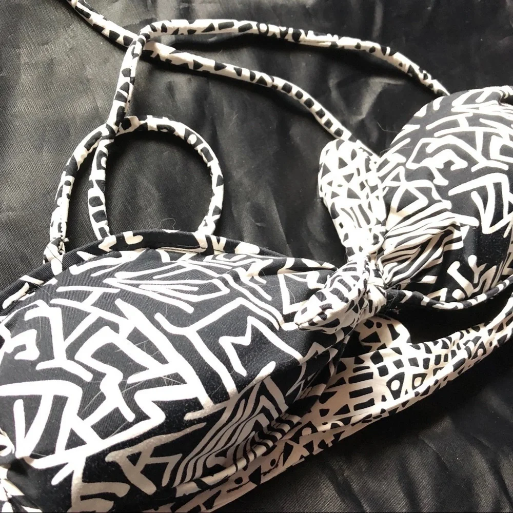 Garage Black & White Abstract Bikini Top – Size Small